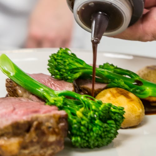 Bilden visar en gourmet maträtt som förbereds på en av Viva Cruises flodkryssningar.