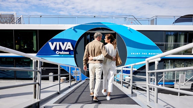 Bilden visar ett par som går ombord på ett av Viva Cruises fartyg.