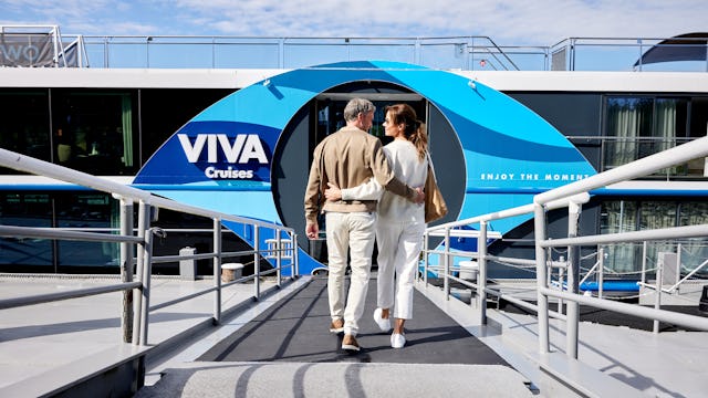 Bilden visar ett par som går ombord på ett av Viva Cruises fartyg.