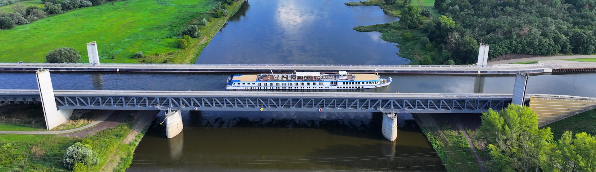 Bilden visar fartyget Viva Ruby som kryssar på Magdeburg Water Bridge i Tyskland.