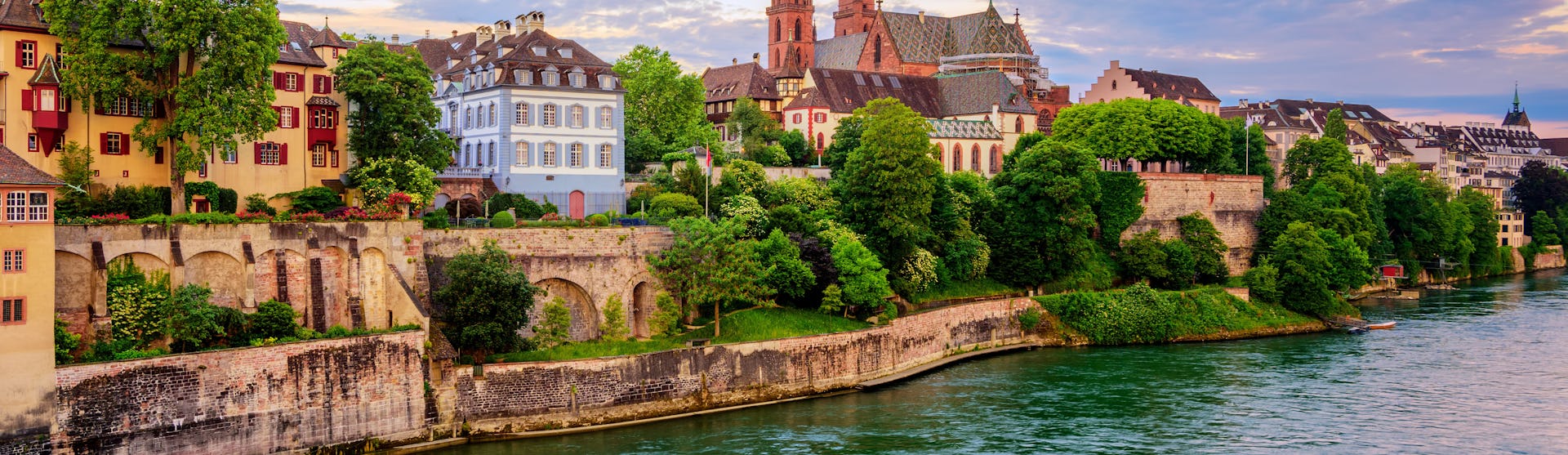Bilden visar floden Rhen med den gamla staden i Basel, Schweiz.
