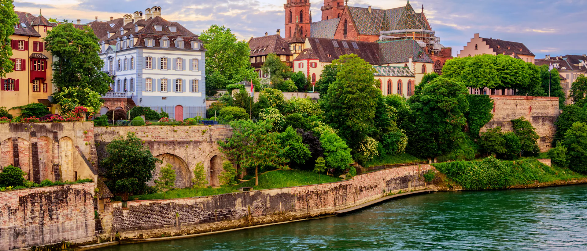 Bilden visar floden Rhen med den gamla staden i Basel, Schweiz.