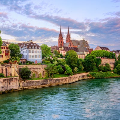 Bilden visar floden Rhen med den gamla staden i Basel, Schweiz.