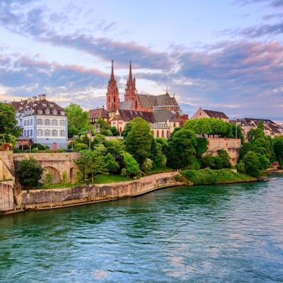 Bilden visar floden Rhen med den gamla staden i Basel, Schweiz.