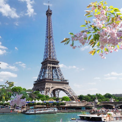 Bilden visar floden Seine med Paris i Frankrike och Eiffeltornet i bakgrunden.