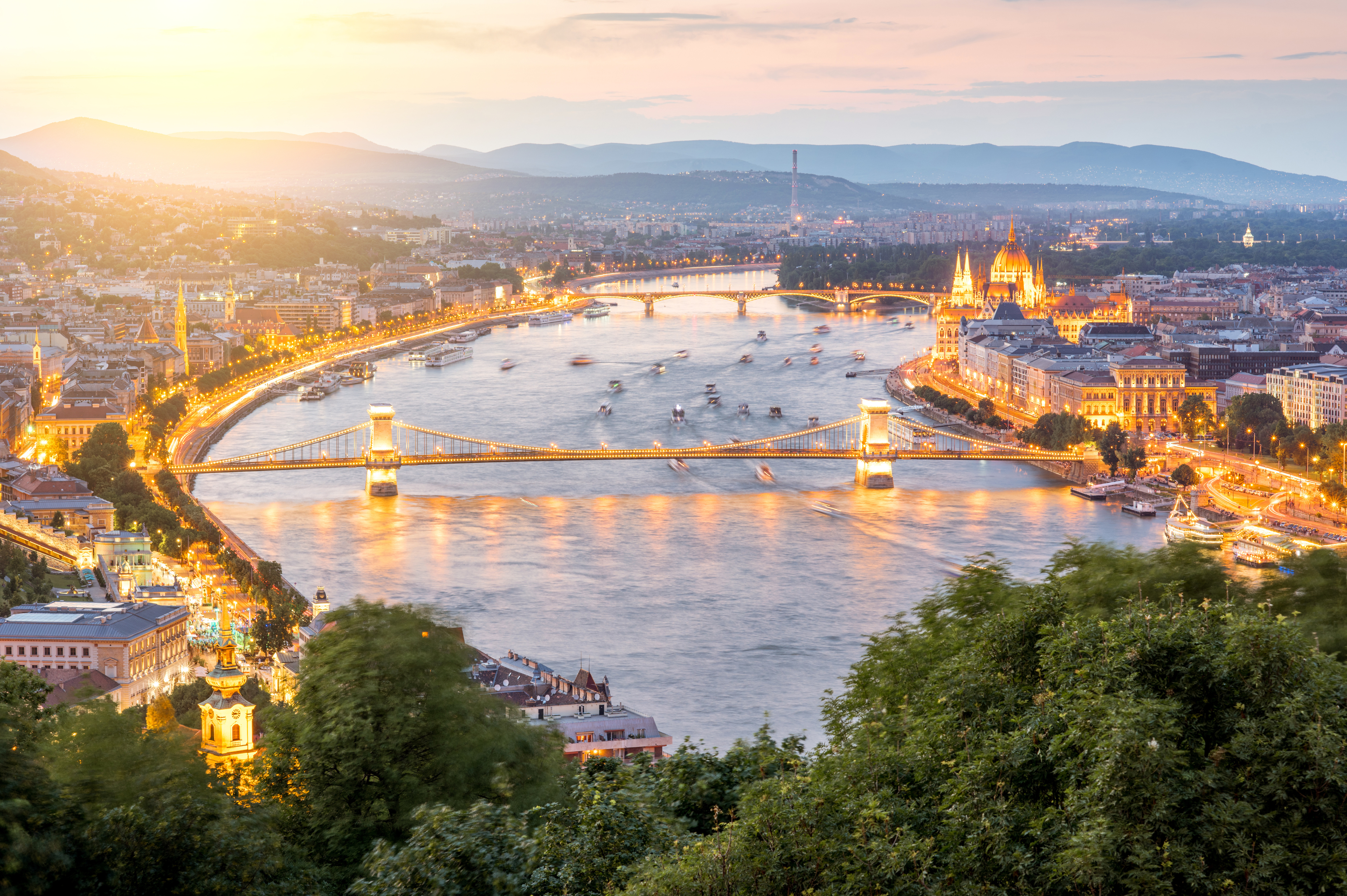 Bilden visar floden Donau med staden Budapest i Ungern runtomkring.