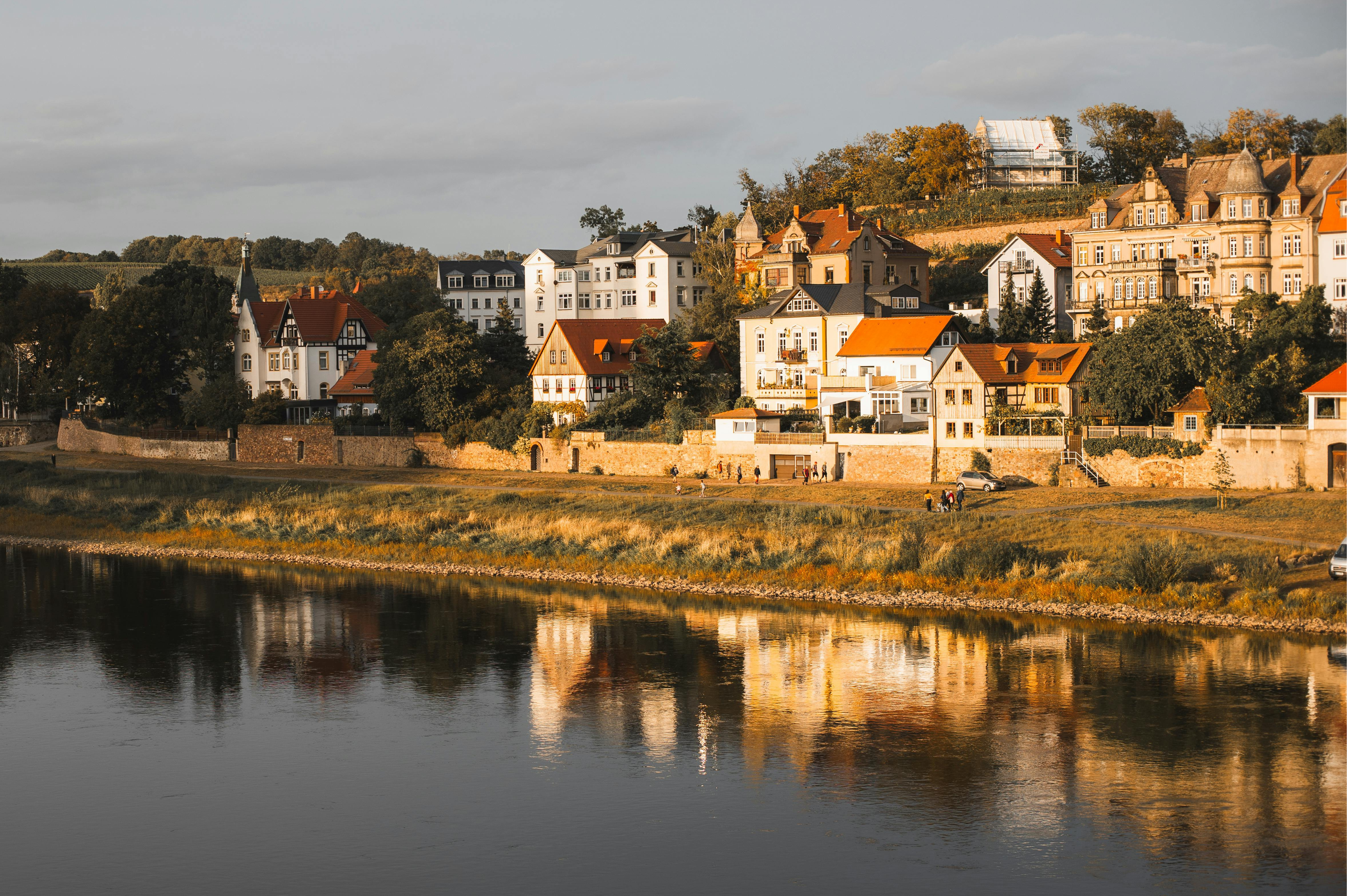 Bilden visar staden Meissen i Tysklan med floden Elbe som rinner framför.