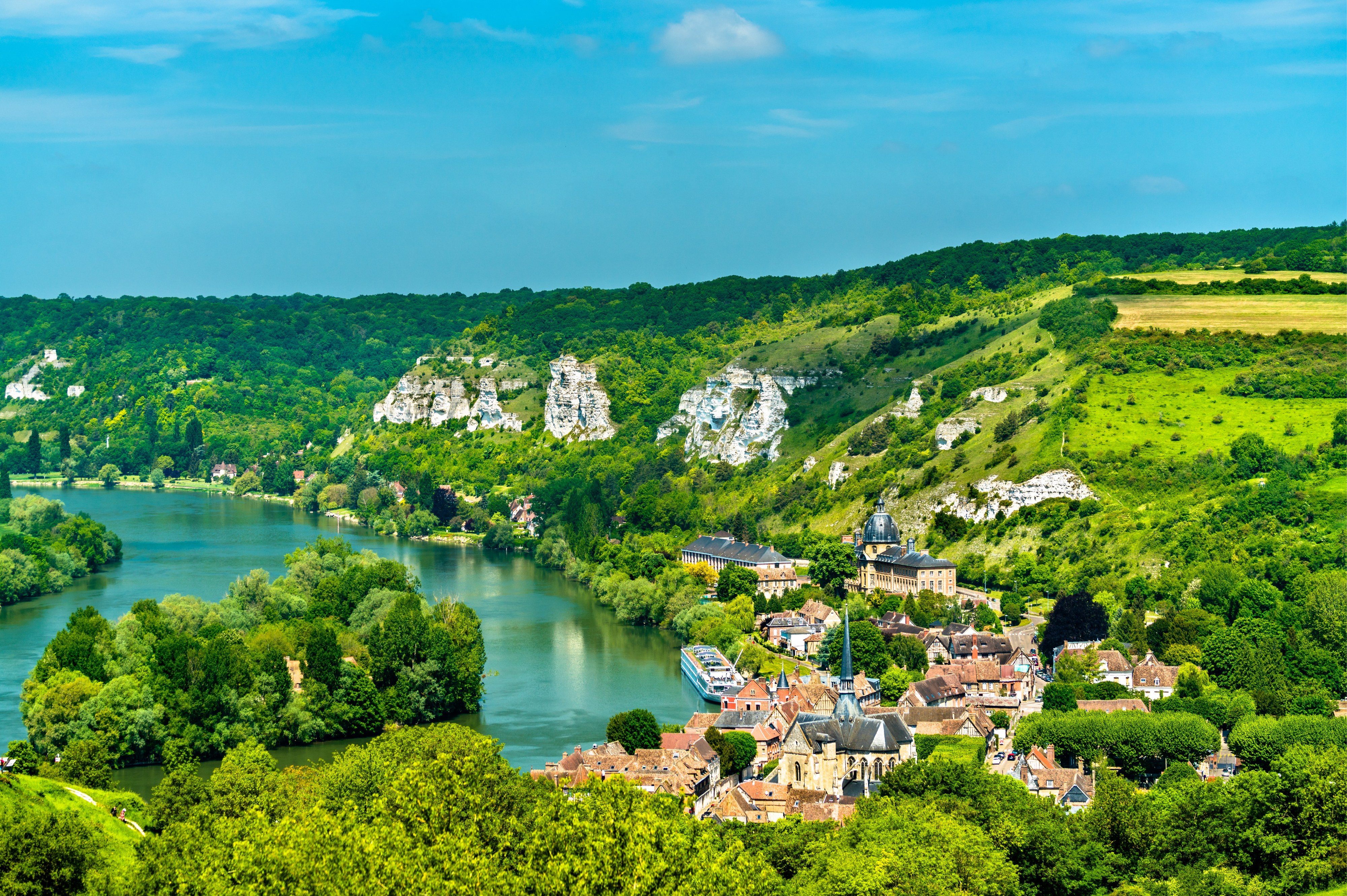 Bilden visar staden Les Andelys i Frankrike bredvid floden Seine.