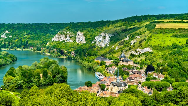 Bilden visar staden Les Andelys i Frankrike bredvid floden Seine.