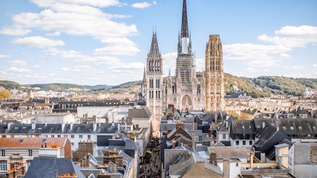 Bilden visar staden Rouen i Frankrike.