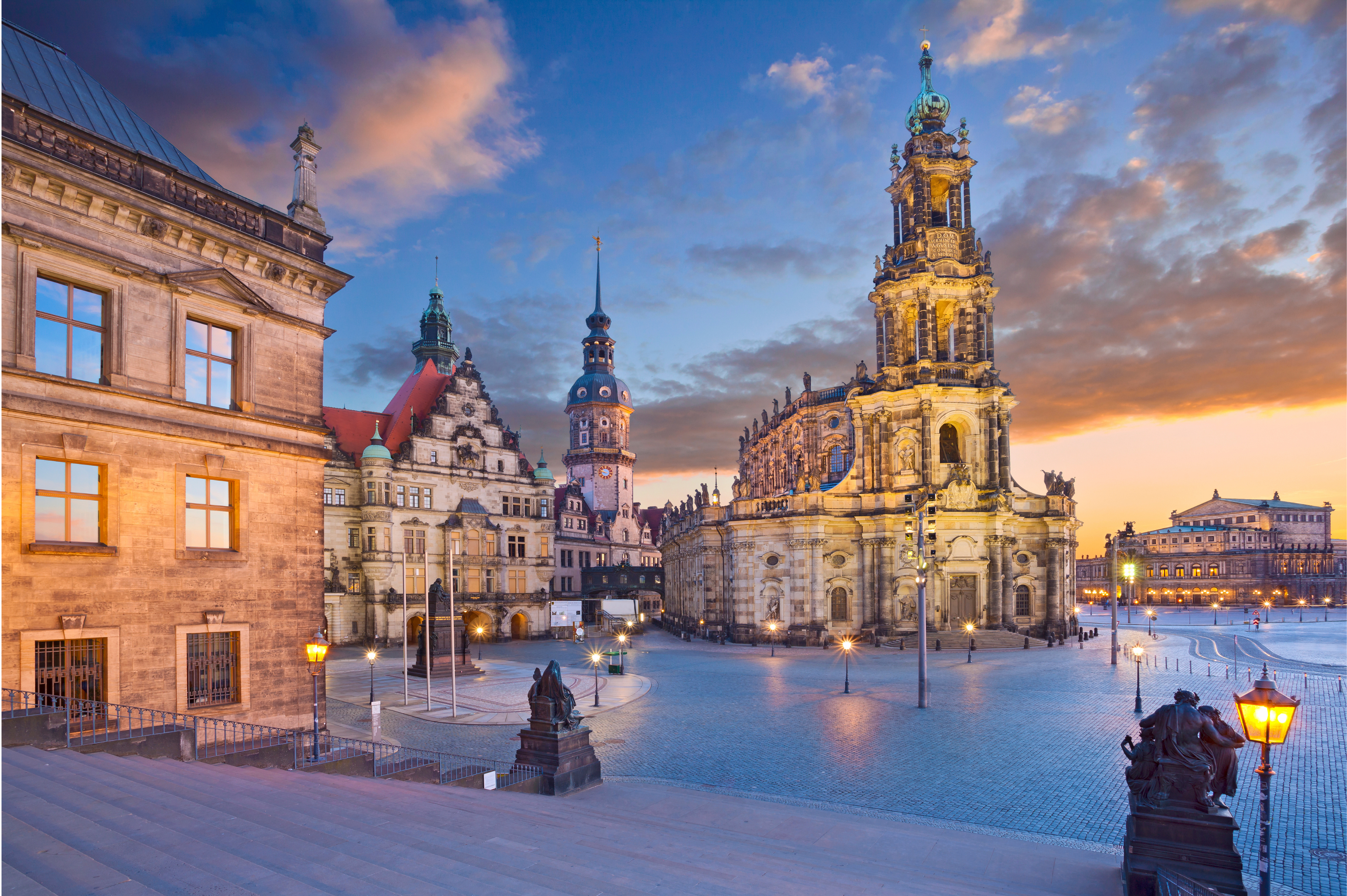 Bilden visar staden Dresden i skymmningen.