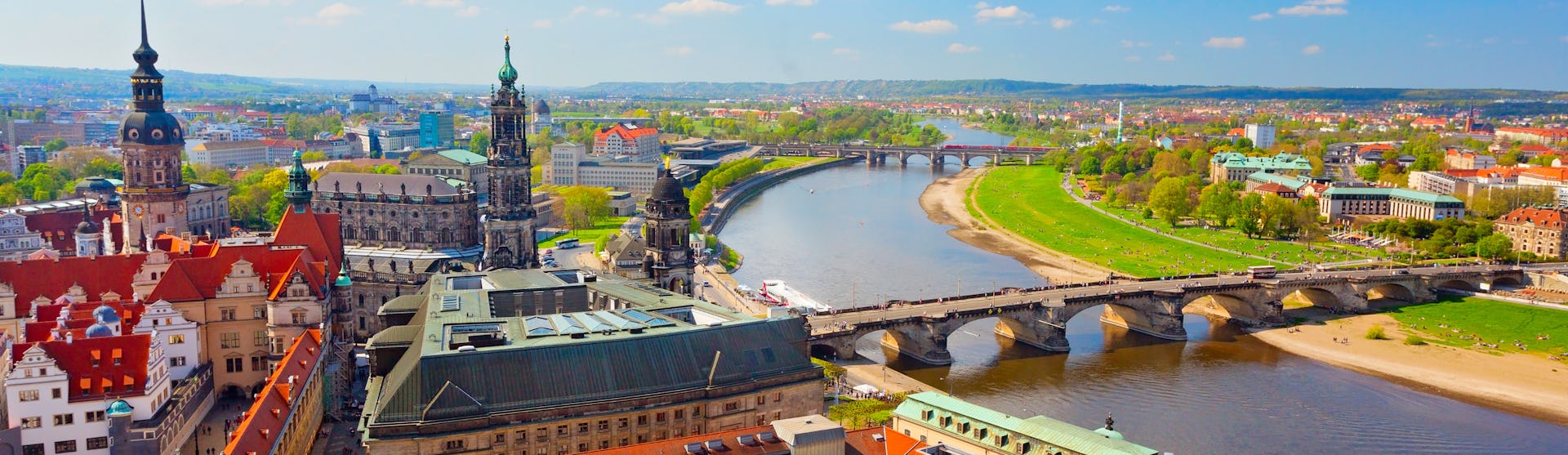 Bilden visar floden Elbe som rinner genom staden Dresden i Tyskland. Upplev en fantastisk flodkryssning på Elbe.