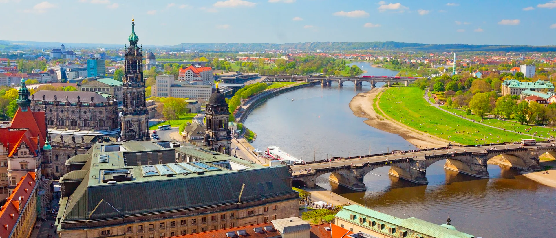Bilden visar floden Elbe som rinner genom staden Dresden i Tyskland. Upplev en fantastisk flodkryssning på Elbe.