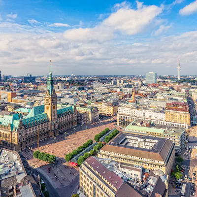 Bilden visar en översikt över staden Hamburg, som du kan besöka på en flodkryssning på Elbe.