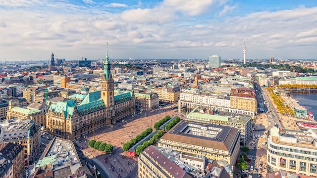 Bilden visar en översikt över staden Hamburg, som du kan besöka på en flodkryssning på Elbe.