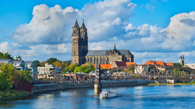 Bilden visar staden Magdeburg men floden Elbe som rinner framför.