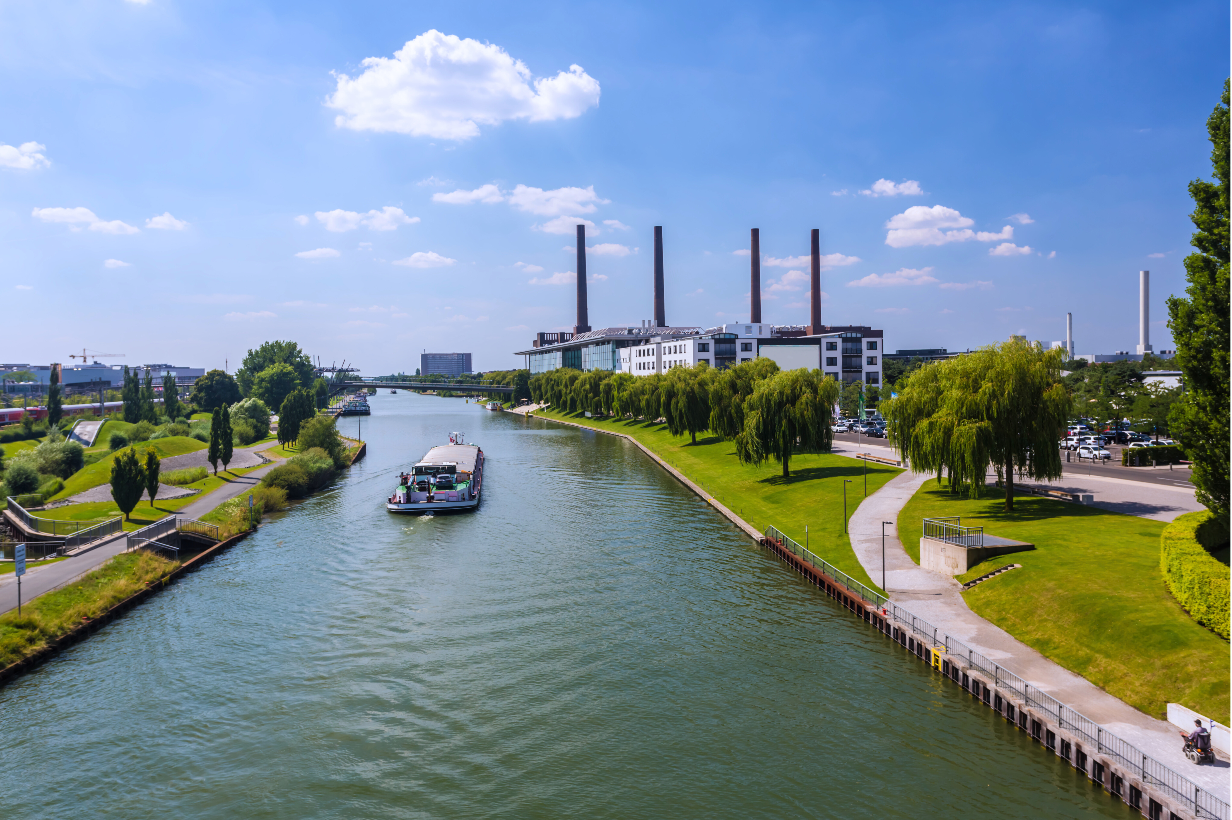 Bilden visar staden Wolfsburg med floden Elbe som rinner genom.