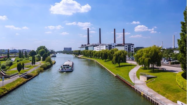 Bilden visar staden Wolfsburg med floden Elbe som rinner genom.