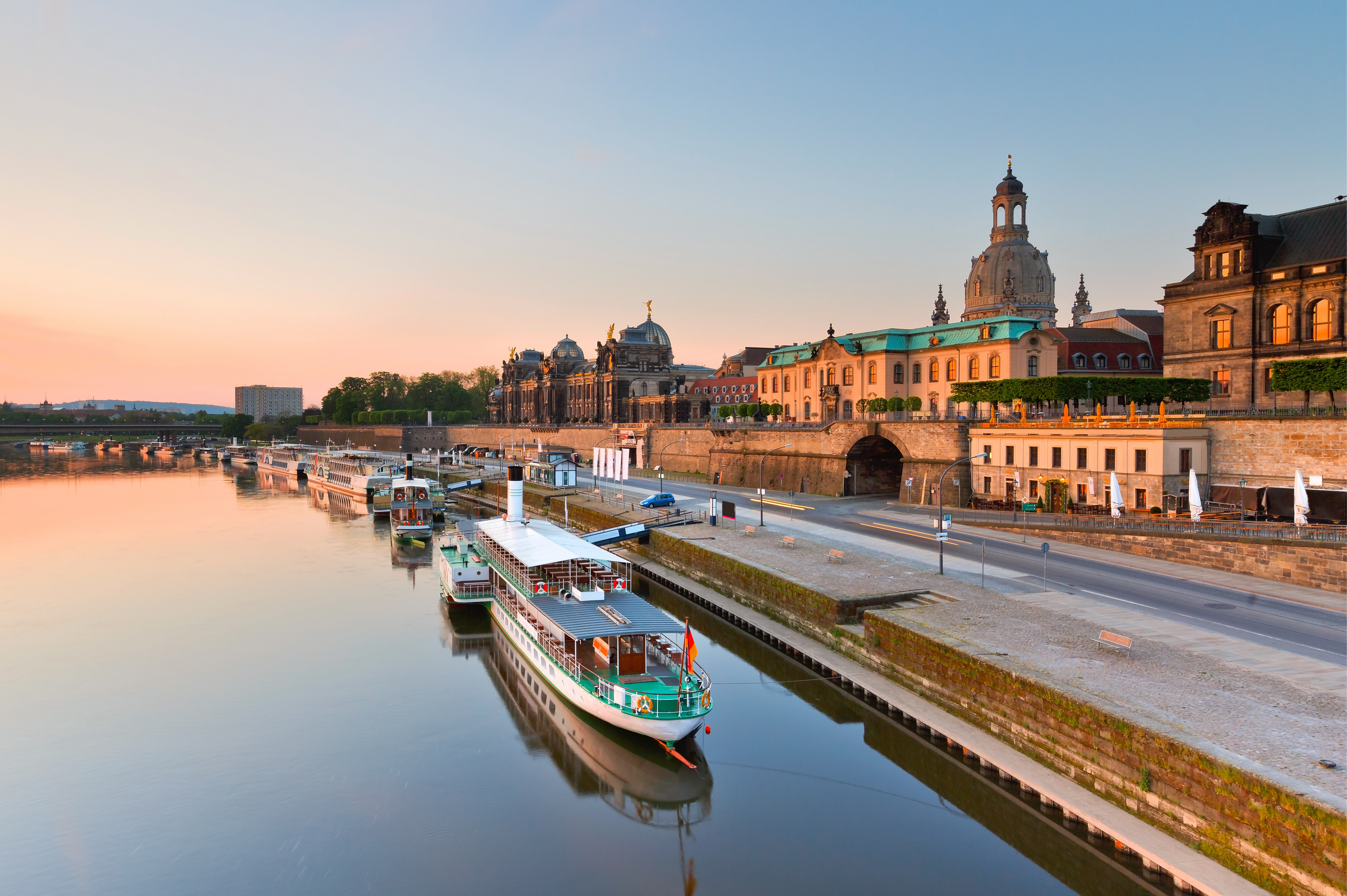 Bilden visar staden Dresden med floden Elbe som ligger till vänster.