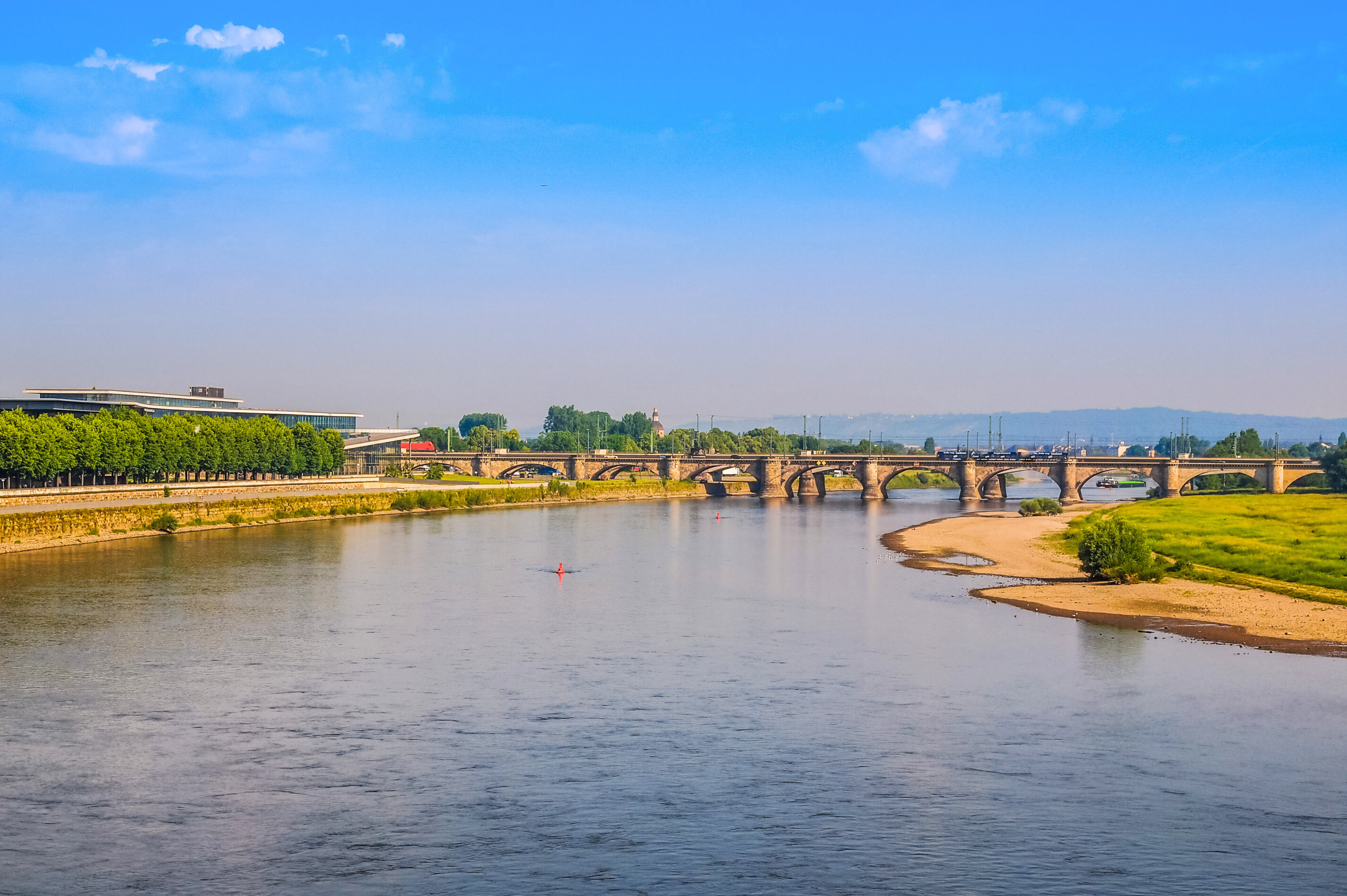 Bilden visar floden Elbe som rinner från Tjeckien genom norra Tyskland ut i Nordsjön.