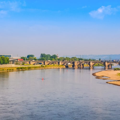 Bilden visar floden Elbe som rinner från Tjeckien genom norra Tyskland ut i Nordsjön.