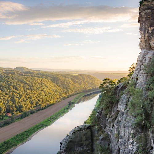 Bilden visar Elbsandsteingebirge, en bergskedja som finns i Tjeckien och finns bredvid floden Elbe.