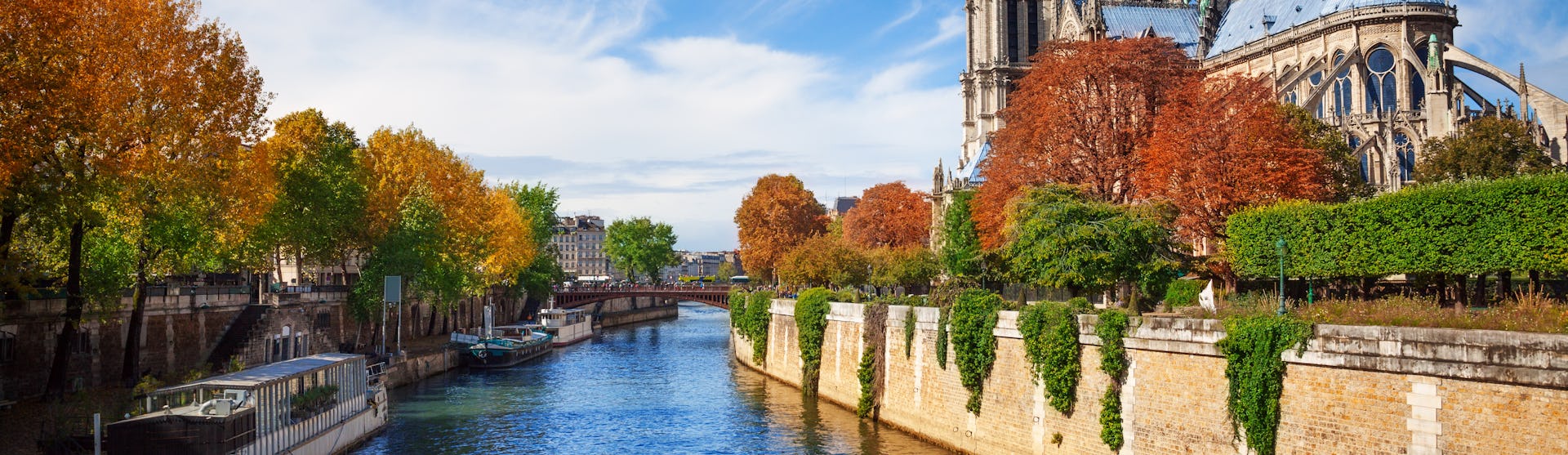 Bilden visar Seine från Paris. Åk på en charmig flodkryssning längs Seine och upplev det bästa av Frankrike.