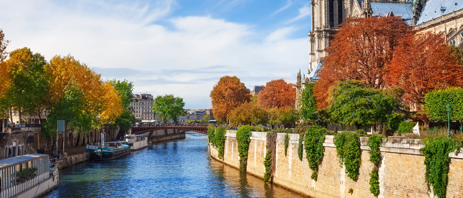 Bilden visar Seine från Paris. Åk på en charmig flodkryssning längs Seine och upplev det bästa av Frankrike.