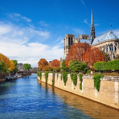 Bilden visar Seine från Paris. Åk på en charmig flodkryssning längs Seine och upplev det bästa av Frankrike.