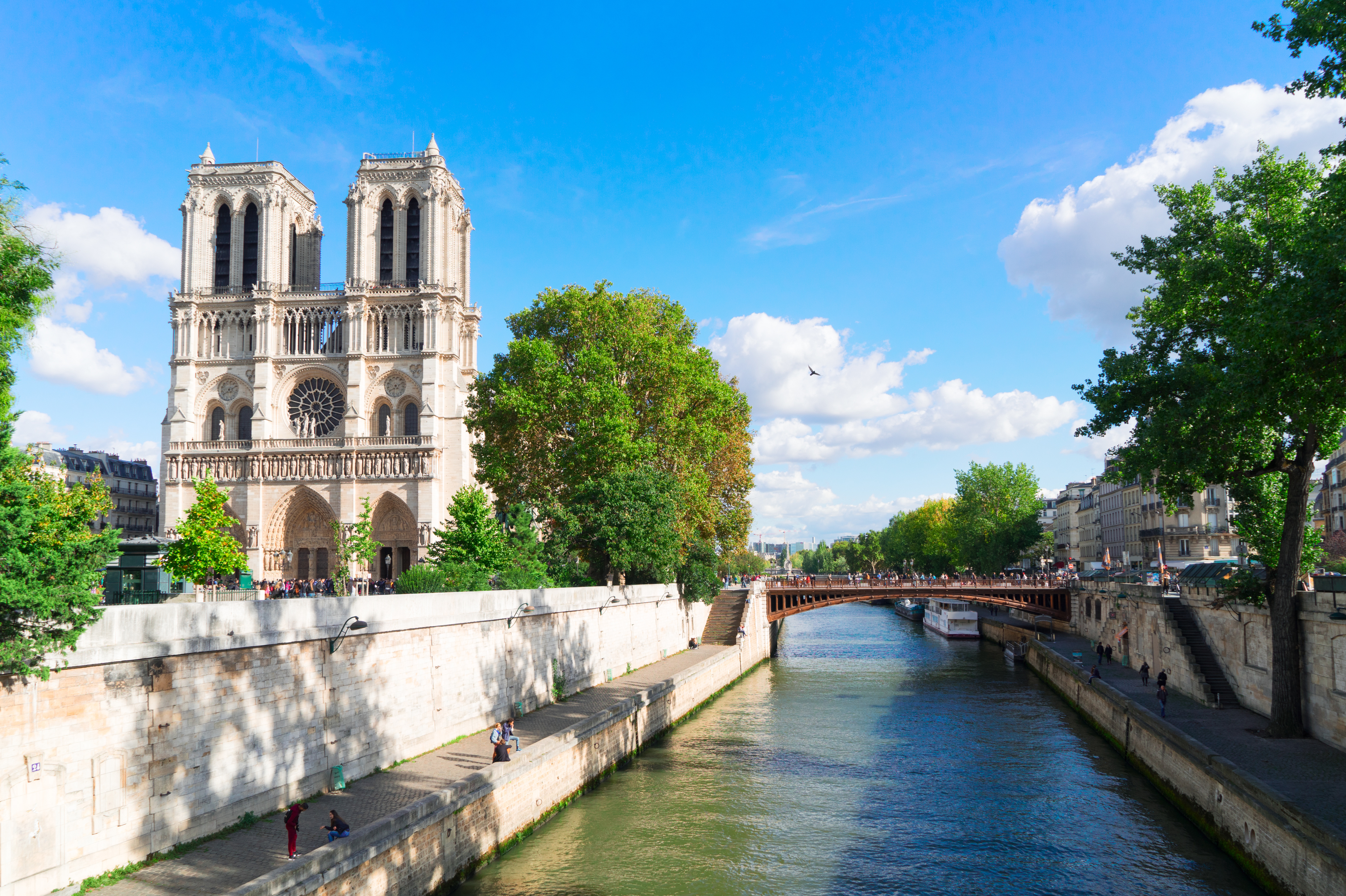 Upptäck Paris från vattnet. Bilden visar Seine med Notre Dame till vänster på bilden i bakgrunden.
