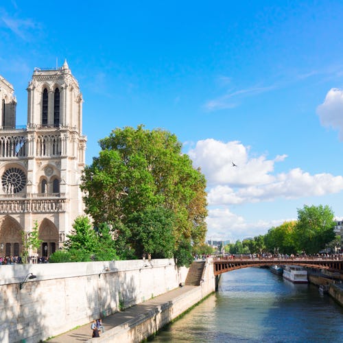 Upptäck Paris från vattnet. Bilden visar Seine med Notre Dame till vänster på bilden i bakgrunden.