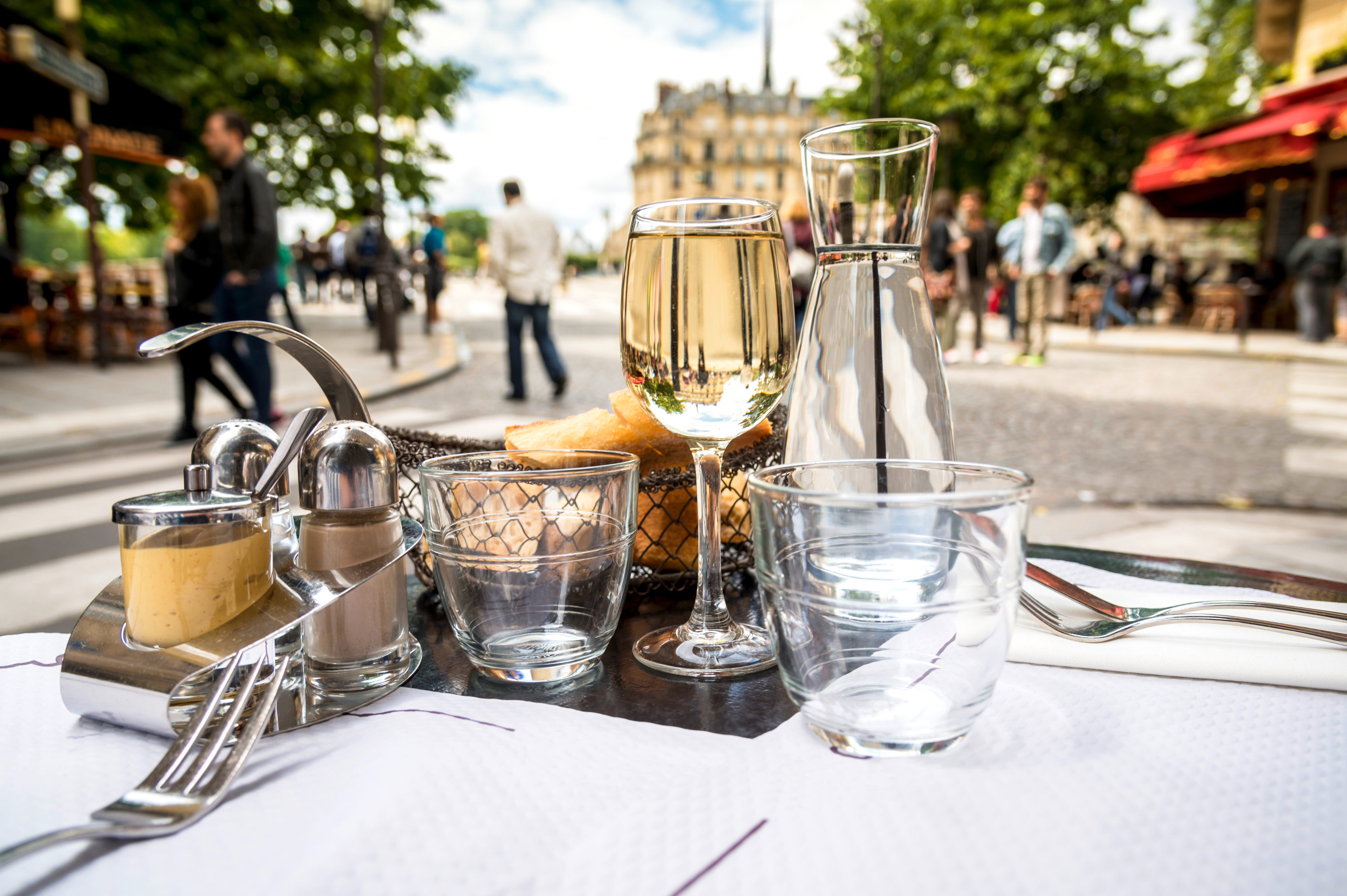 Bilden visar ett bistro-bord i Frankrike.