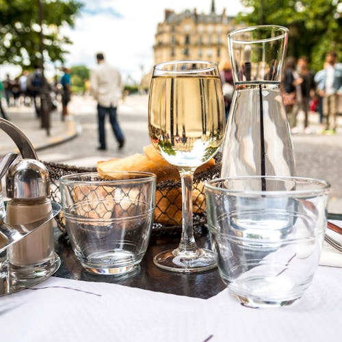 Bilden visar ett bistro-bord i Frankrike.