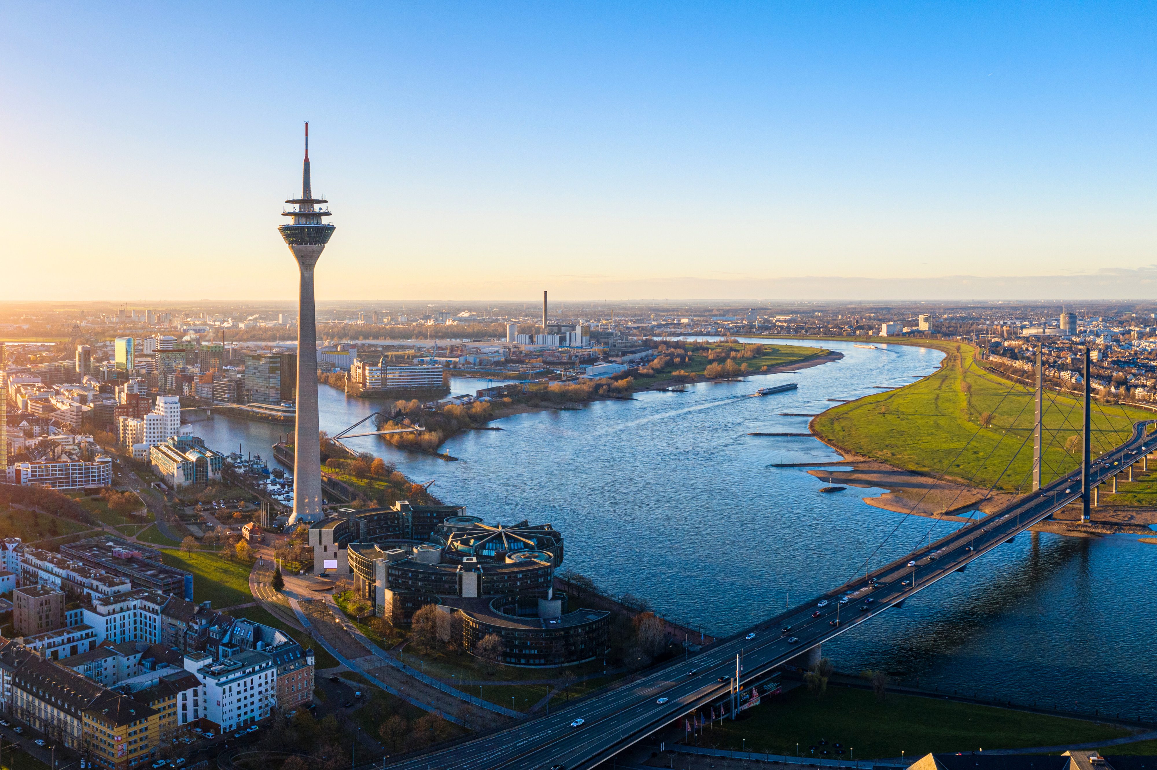 Bilden visar staden Düsseldorf med floden Rhen som rinner igenom.