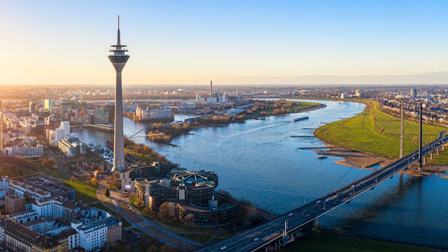 Bilden visar staden Düsseldorf med floden Rhen som rinner igenom.