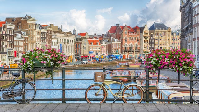 Bilden visar Amsterdam med floden Rhen.