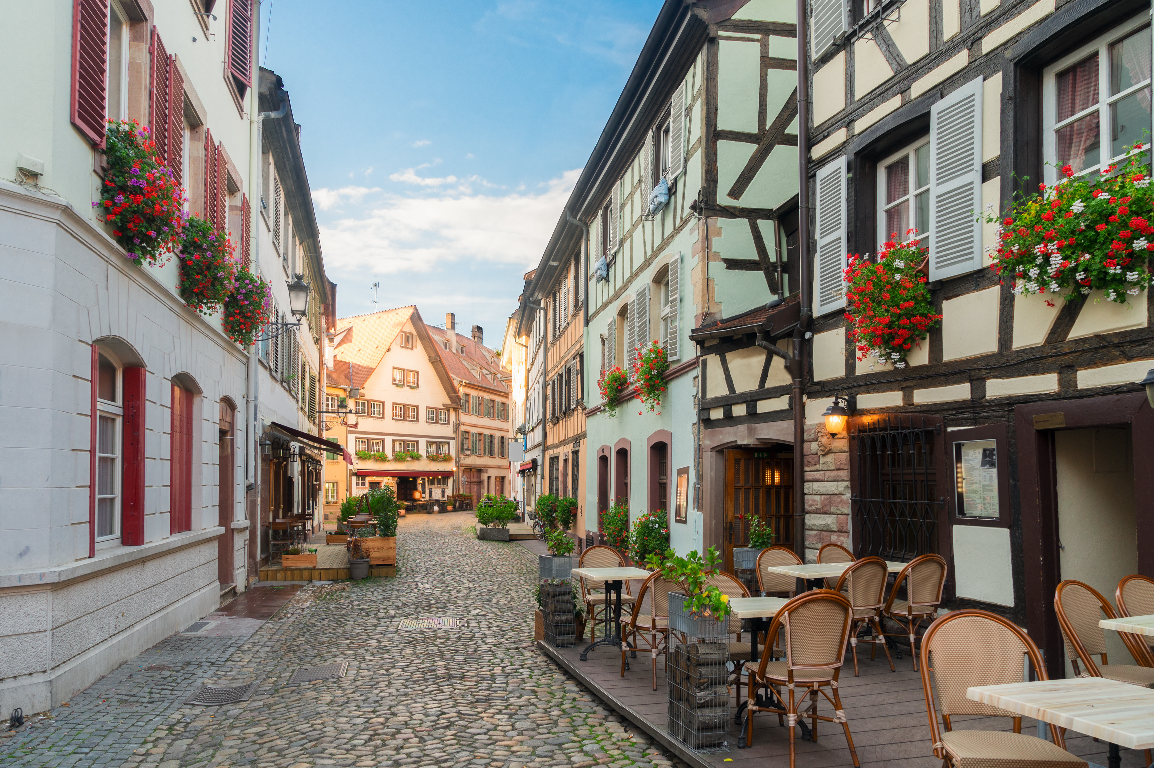 Bilden visar en mysig gränd i Strasbourg, Frankrike.