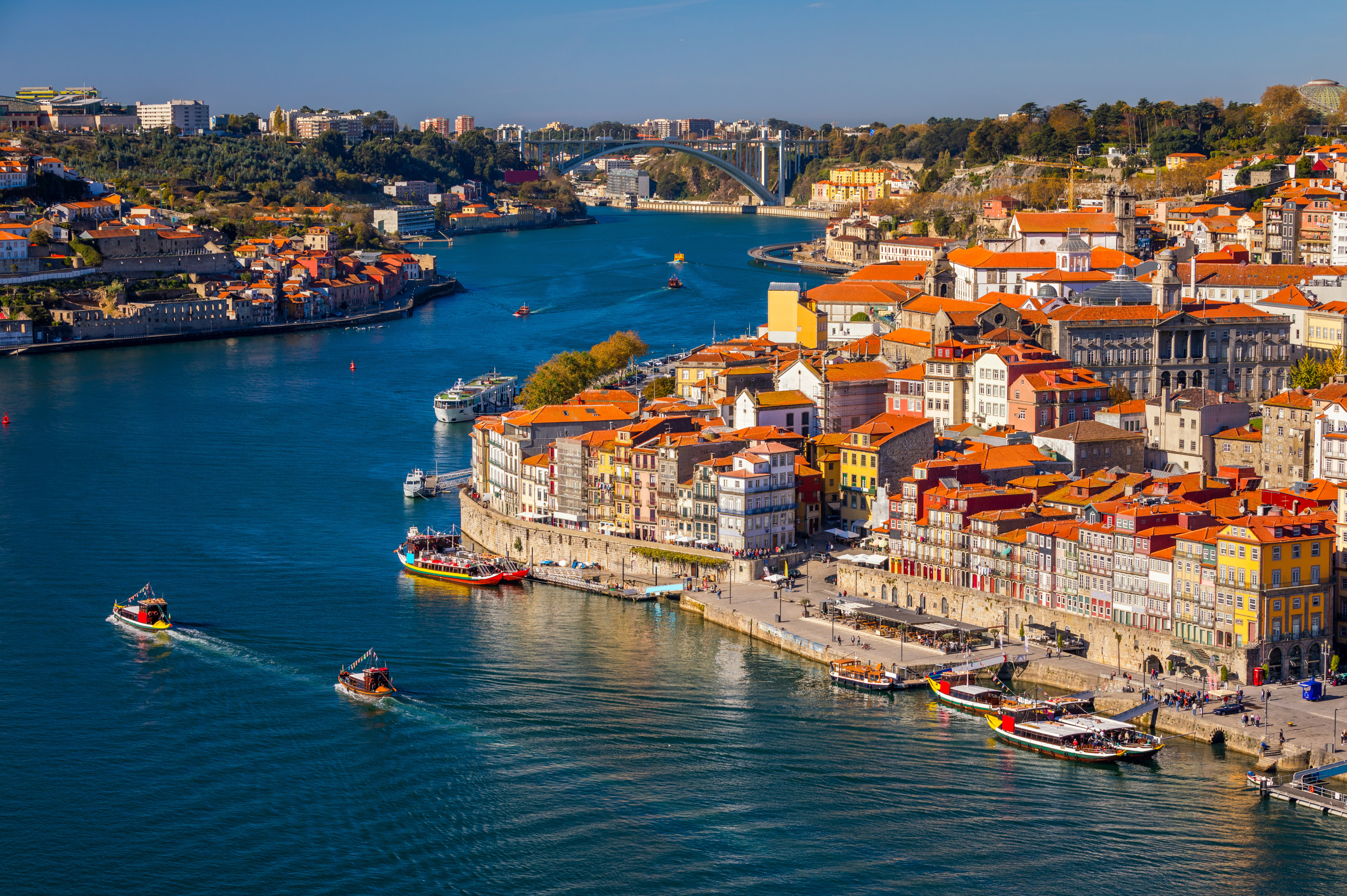 Bilden visar staden Porto med floden Douro som rinner genom.