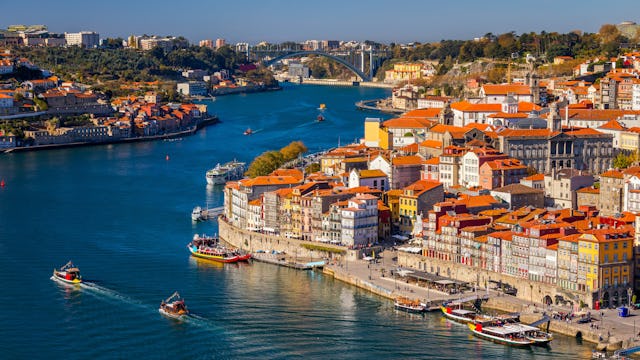 Bilden visar staden Porto med floden Douro som rinner genom.