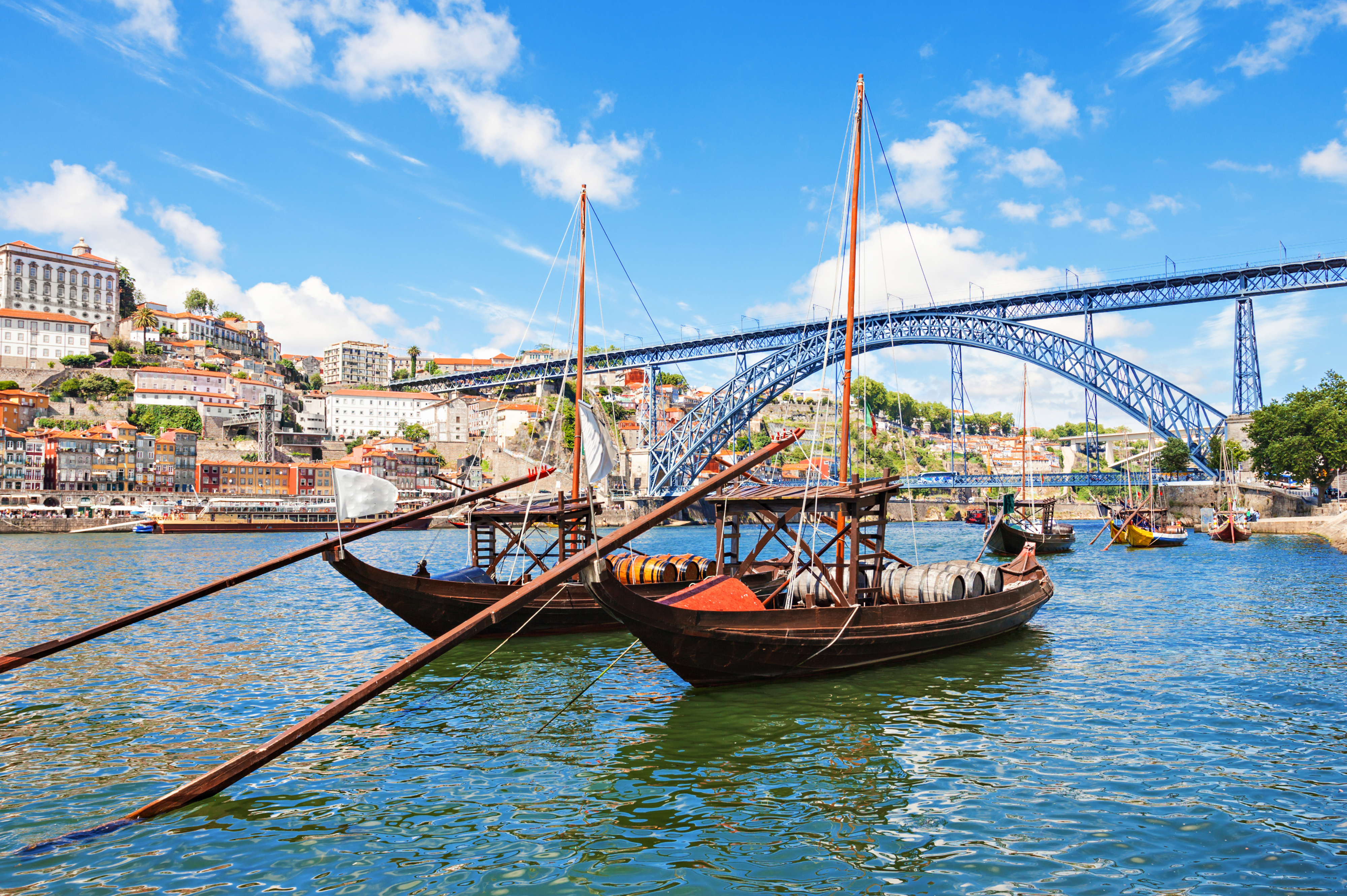 Bilden visar floden Douro med en traditionell båt som ligger i. Upplev en fantastisk portugisisk kultur längs en flodkryssning på Douro.