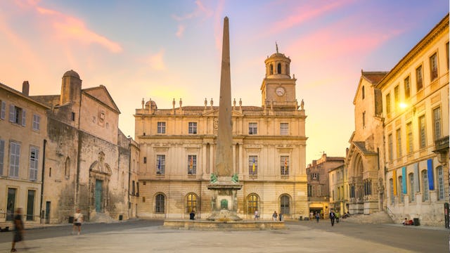 Bilden visar ett torg i staden Arles, Frankrike.