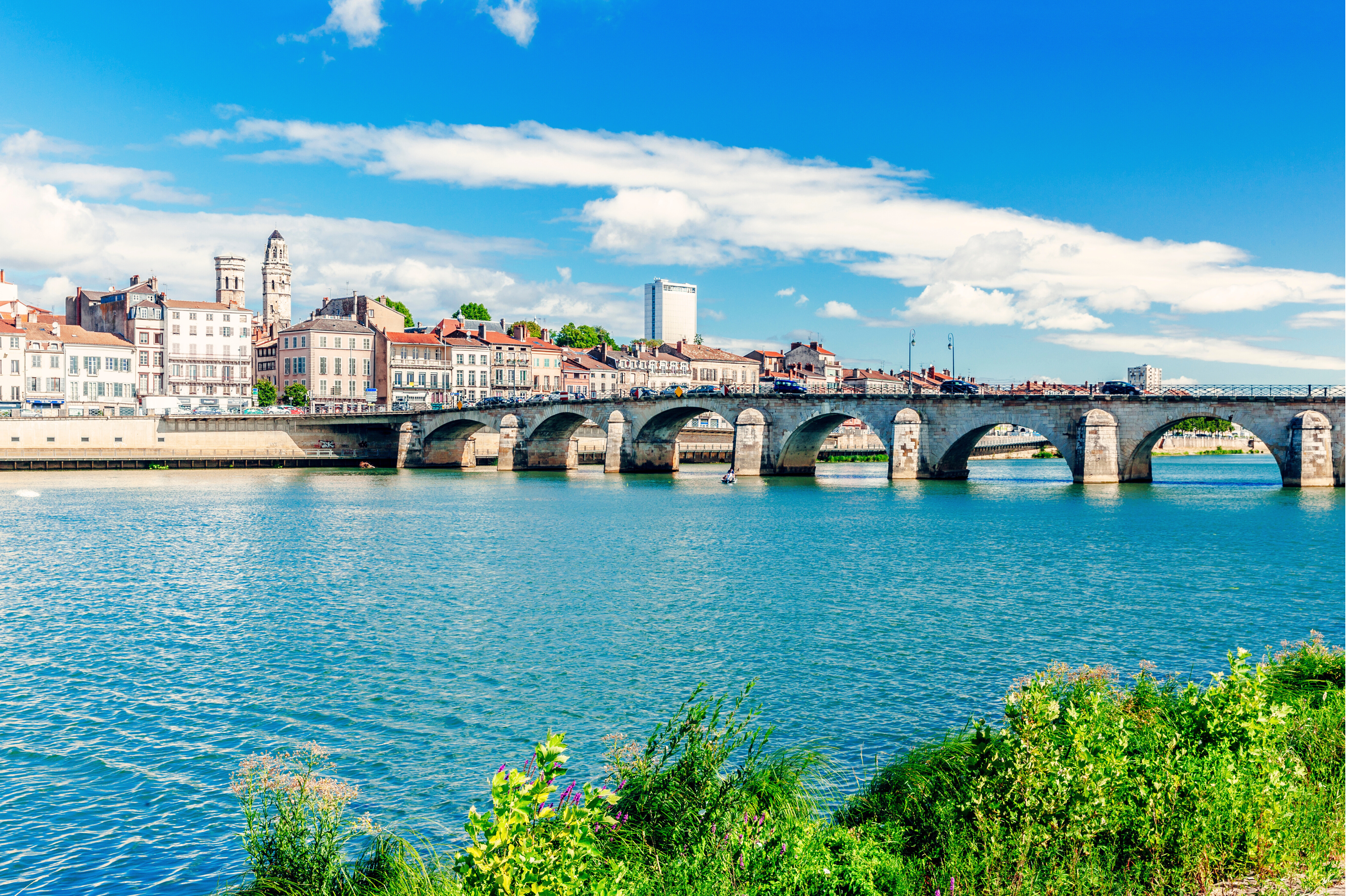 Bilden visar staden Mâcon med floden Rhone som rinner framför.