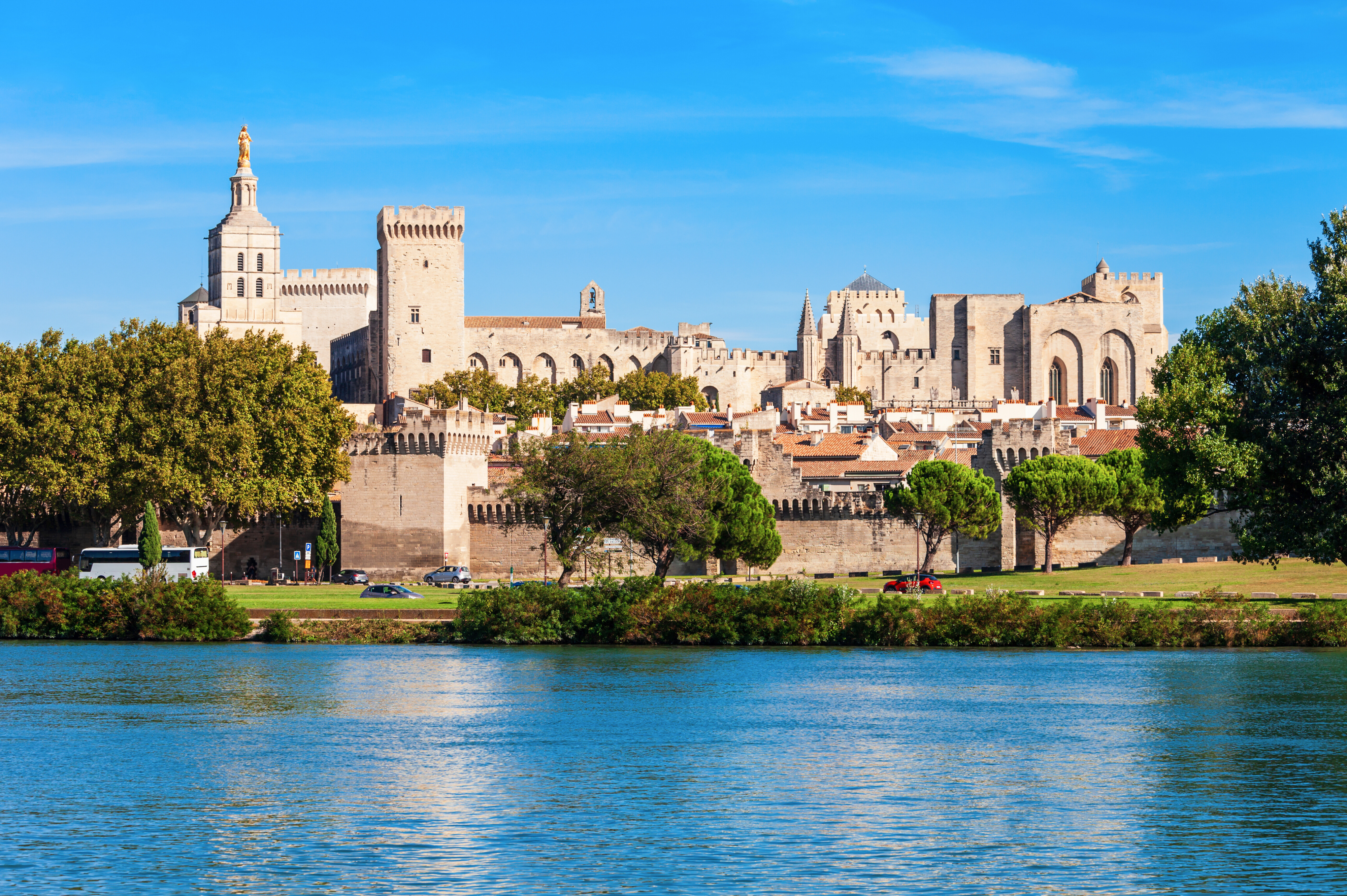 Bilden visar staden Avignon med floden Rhone som rinner framför.