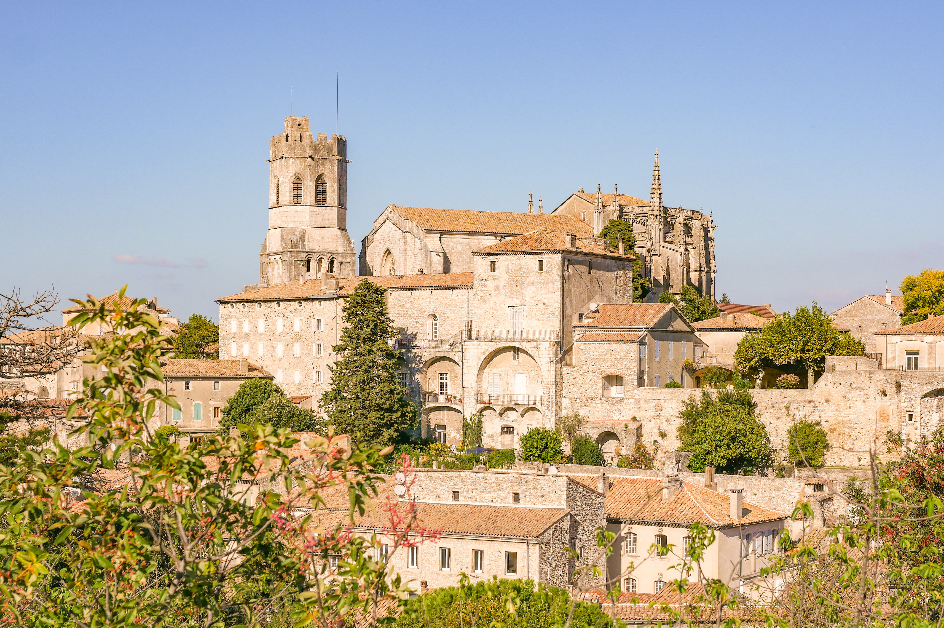 Bilden visar staden Viviers i Frankrike med en medeltida byggnad i bakgrunden
