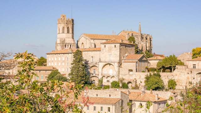 Bilden visar staden Viviers i Frankrike med en medeltida byggnad i bakgrunden