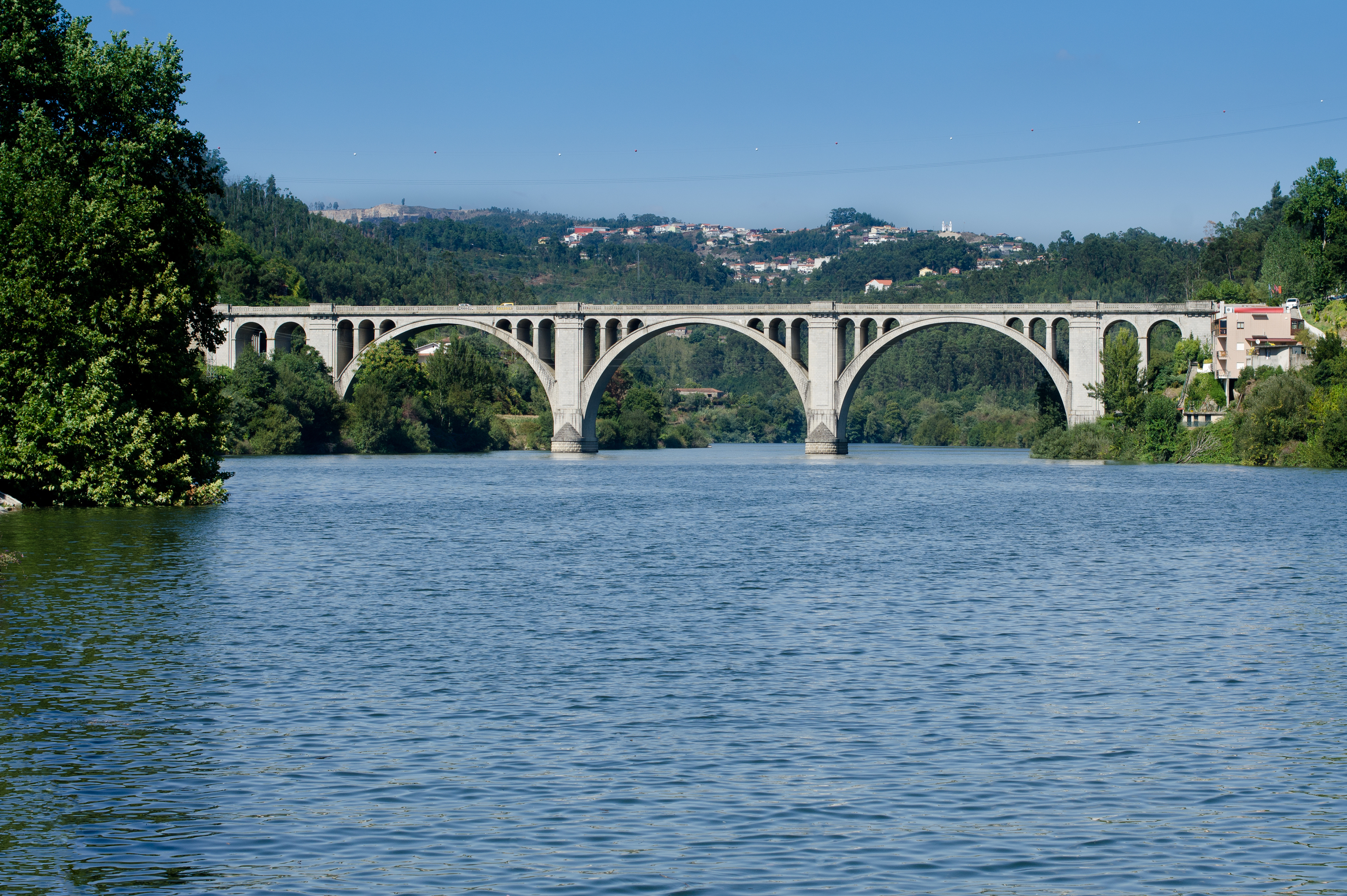 Bilden visar bron Ponte de Pedra, Entre-os-Rios, vilket är en plats där två floder möts.