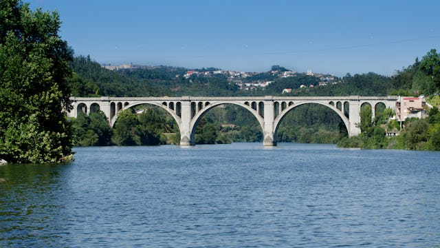 Bilden visar bron Ponte de Pedra, Entre-os-Rios, vilket är en plats där två floder möts.