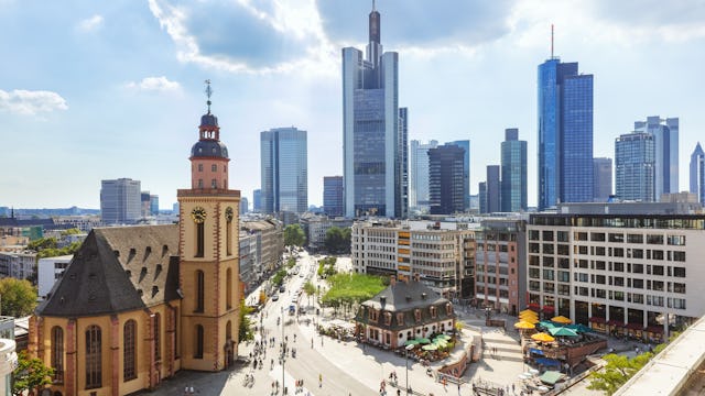 Bilden visar staden Frankfurt am Main med några skyskrapor i bakgrunden.