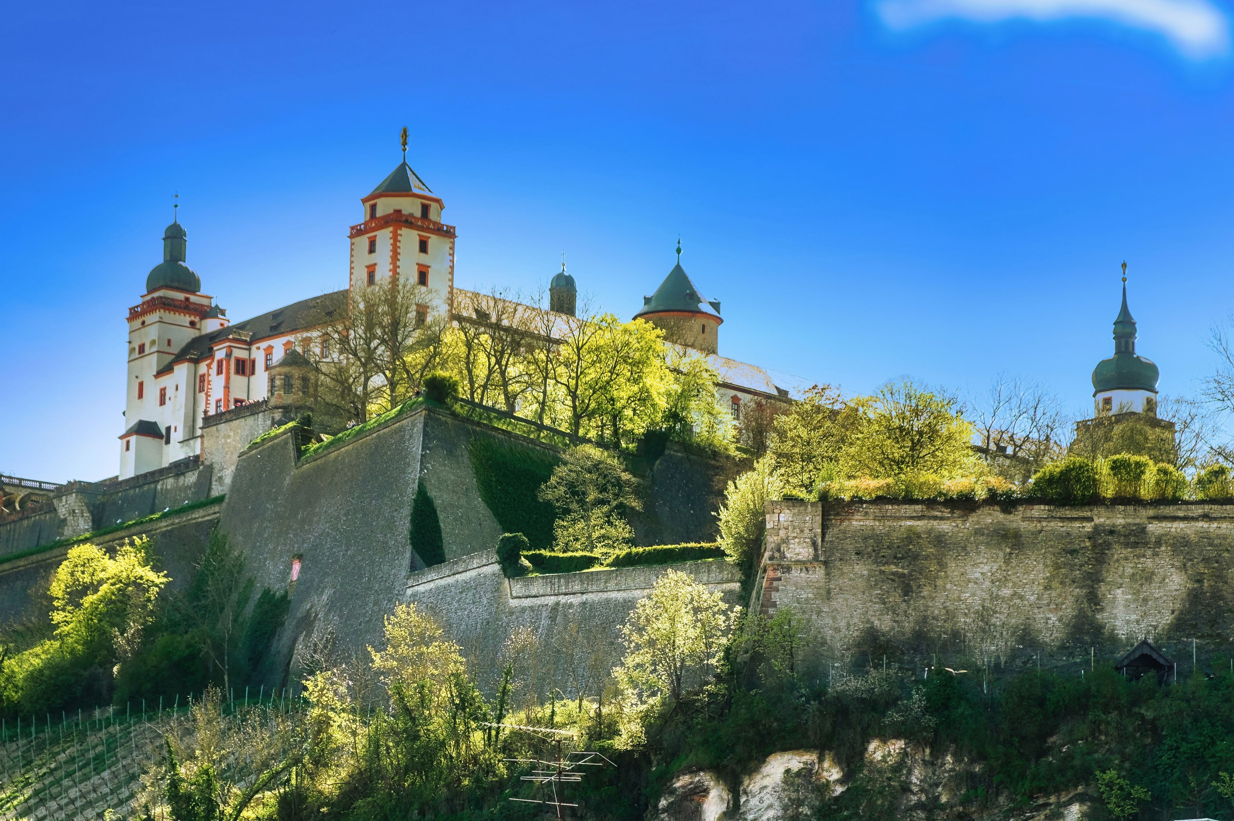 Bilden visar Marienberg Fortress som ligger i Wurzburg i Tyskland.