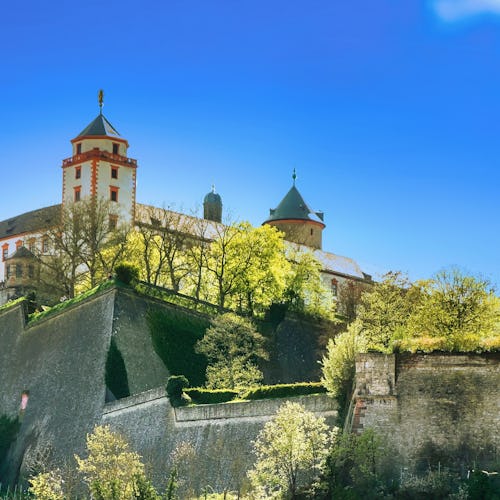 Bilden visar Marienberg Fortress som ligger i Wurzburg i Tyskland.